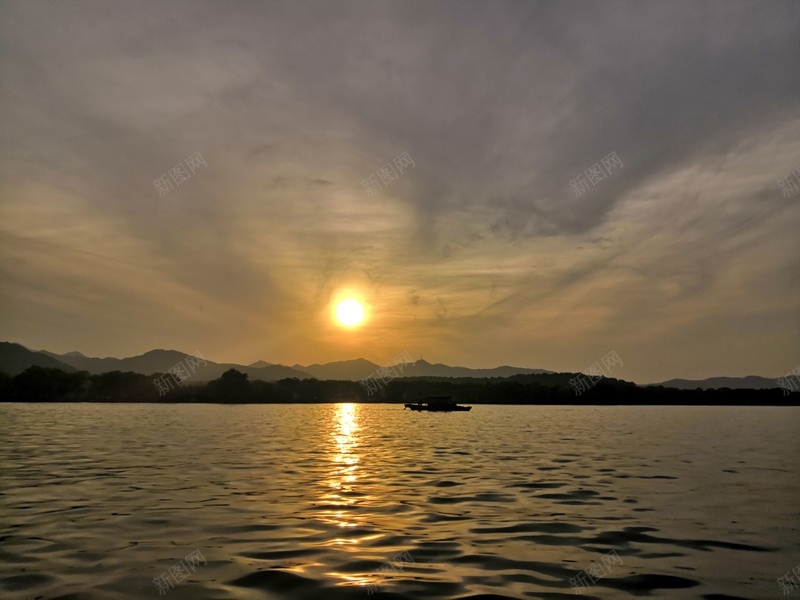 傍晚在西湖的落日jpg设计背景_新图网 https://ixintu.com 落日 西湖 傍晚 船