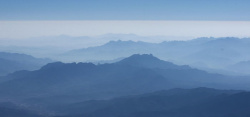 层峦叠嶂野山荒凉突兀背景高清图片