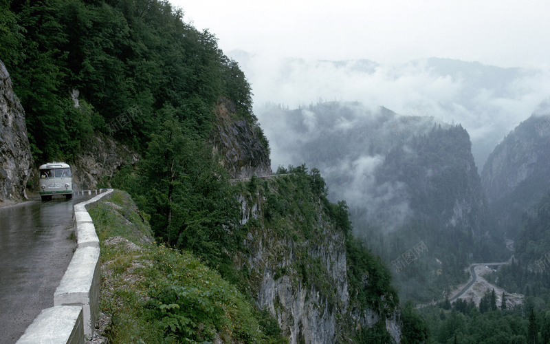 森林树木山峰天空马路jpg设计背景_新图网 https://ixintu.com 森林 树木 山峰 天空 马路