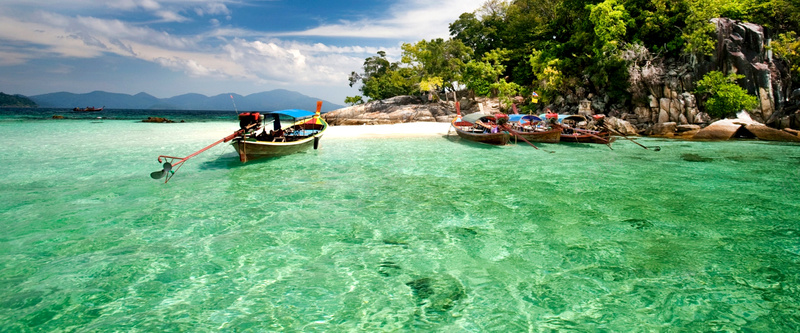 碧绿的海水渔船背景