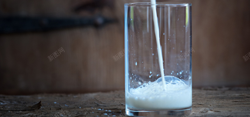 玻璃杯里的牛奶jpg设计背景_新图网 https://ixintu.com 玻璃 牛奶 白 喝 食品 牛奶做的 弗里施 海报banner 摄影 风景