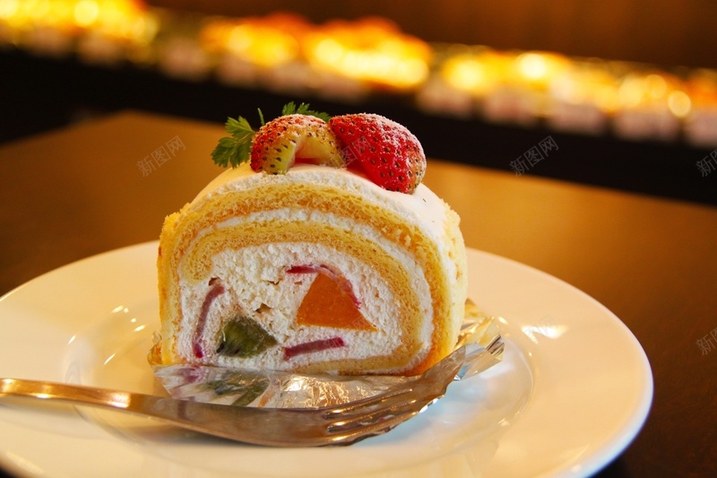 草莓奶油蛋糕甜品背景jpg设计背景_新图网 https://ixintu.com 草莓蛋糕 奶油 甜品 棕色 摄影 精致喜欢 风景