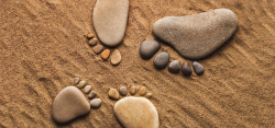 质感鹅卵石沙滩石子脚丫图片背景高清图片
