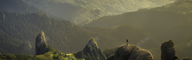 绿色大气简约banner背景jpg设计背景_新图网 https://ixintu.com 绿色 山脉 人 旅行 自然 景观 banner背景 海报banner 摄影 风景