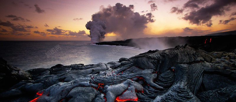 火山自然美丽风景bannerjpg设计背景_新图网 https://ixintu.com 岩浆 大海 烟雾 火山 海报banner 摄影 风景