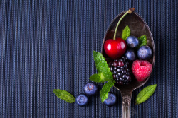 深蓝色布食物水果蓝莓樱桃蔓越莓纹理背景高清图片