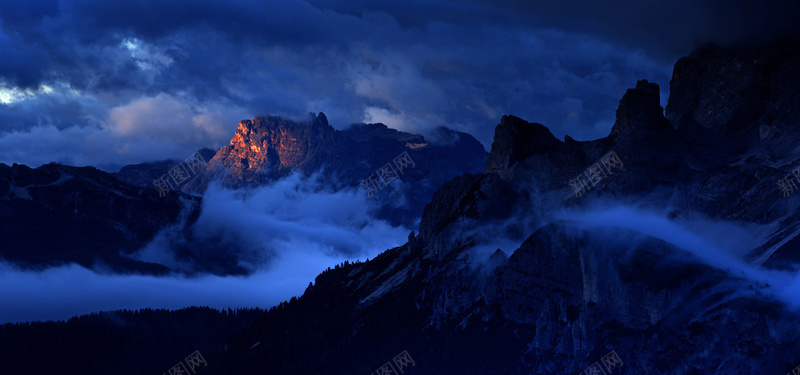 夜晚山峰背景背景