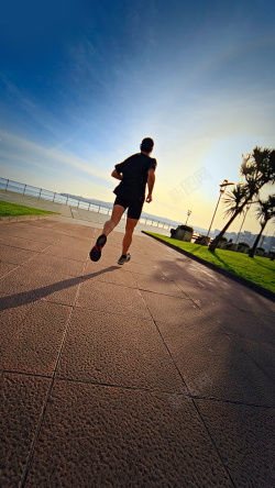 清晨跑步道路上跑步的人H5背景高清图片