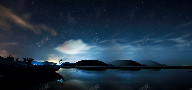 夜晚湖面背景图背景