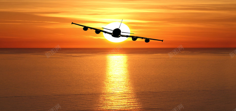 夕阳下的起飞的飞机背景