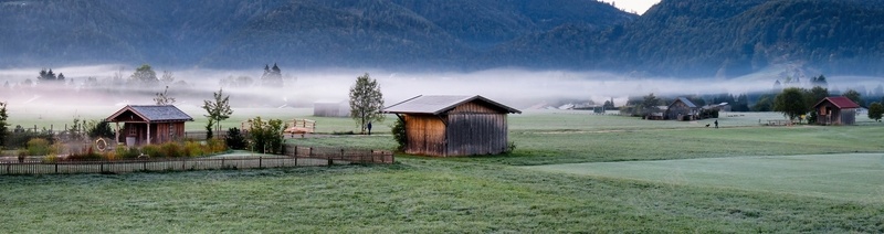 晨雾中的村庄背景