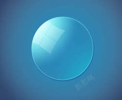 透明圆形玻璃烟灰缸圆形玻璃蓝色背景高清图片