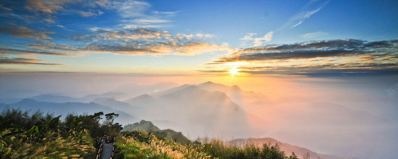 蓝天黄昏云层高山背景背景