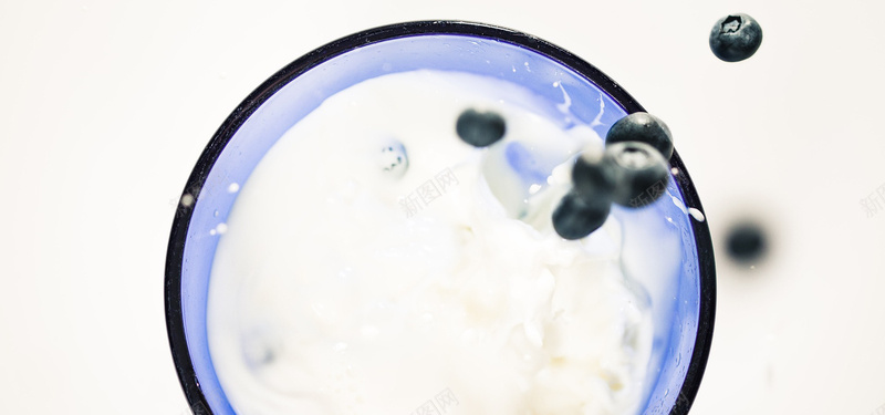 蓝莓牛奶jpg设计背景_新图网 https://ixintu.com 健康 水果 牛奶 玻璃 蓝莓 食品 海报banner 质感 纹理