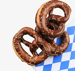 慕尼黑啤酒节椒盐脆饼放在蓝色格棱装饰纸上高清图片