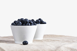 桌上两个装满蓝莓的杯子psd免抠素材_新图网 https://ixintu.com 蓝莓 水果盘 桌子 杯子