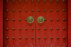 柳钉包红色的宫殿大门高清图片