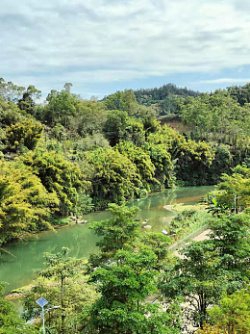 绿色春天山水风景图素材