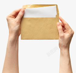 空白信封两只手拿着空白牛皮纸信封里面有空白卡片高清图片