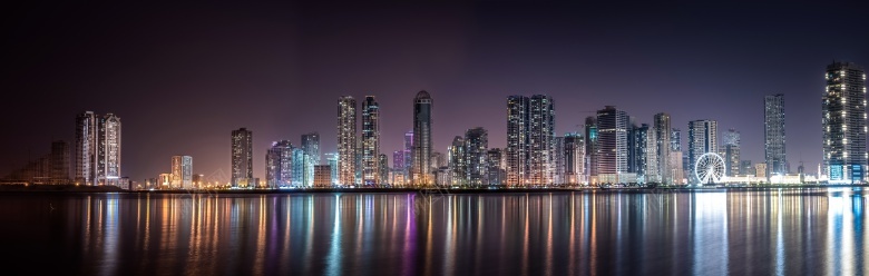 夜晚下的隔岸湖水城市摄影图片