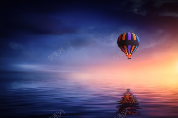 黎明下在海洋的上空飘着气球的摄影图片