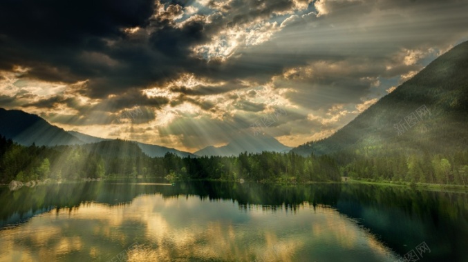 平静的 云 湖 摄影图片