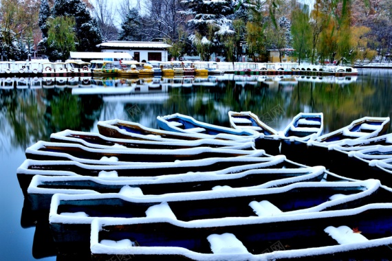 水边船只青山绿水背景