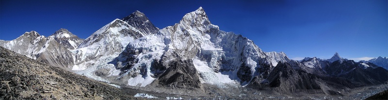 高大的雪山山峰背景