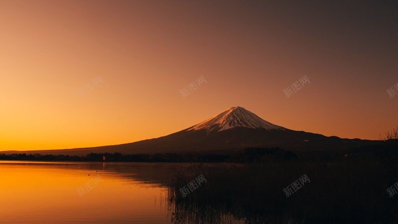 傍晚的雪山湖风景背景jpg设计背景_新图网 https://ixintu.com 夕照 湖泊 雪山 风景 黄昏夜景