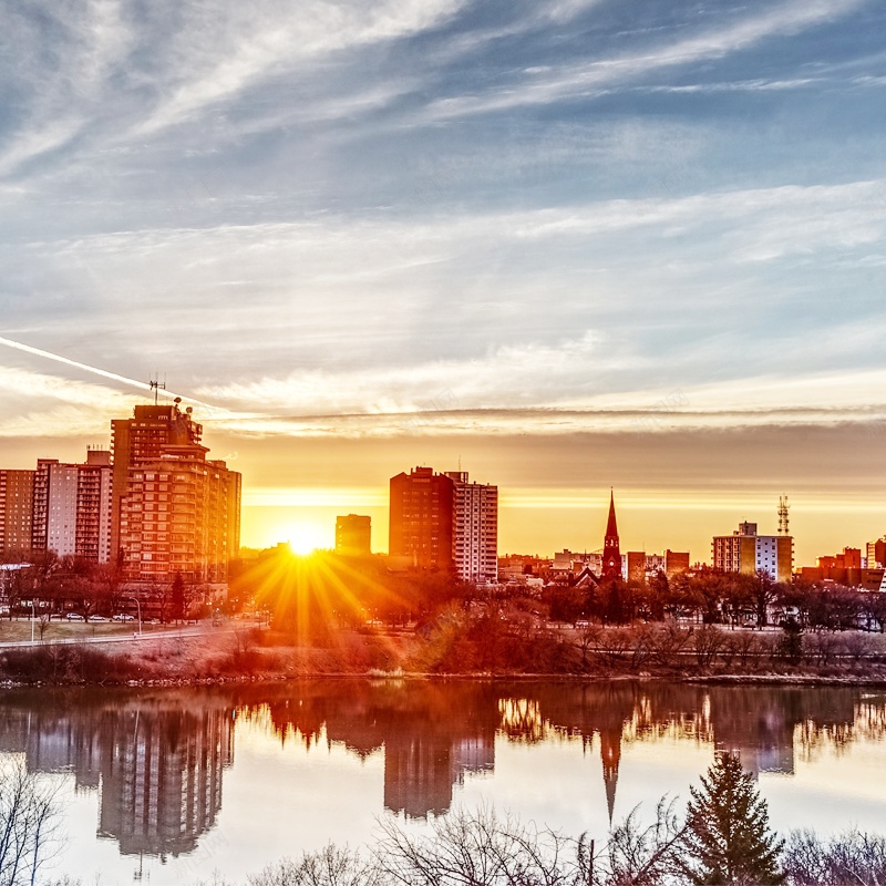 太阳初升时的城市背景jpg设计背景_新图网 https://ixintu.com 城市 阳光 云彩 蓝色 主图 摄影 风景