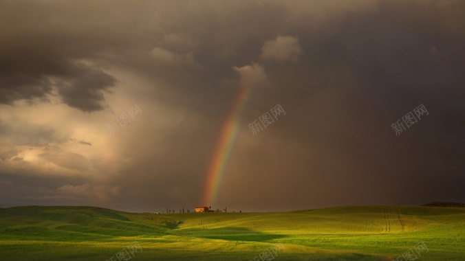 彩虹雨后阴天绿地背景