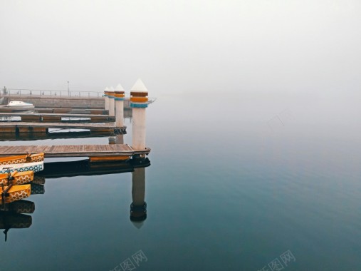 大雾中的小港口摄影图片