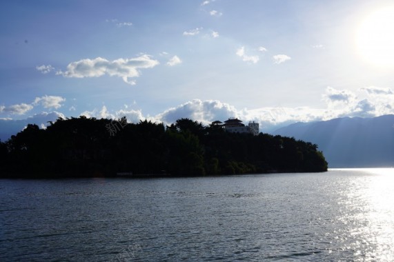 红包漂浮山水天空风景图摄影图片