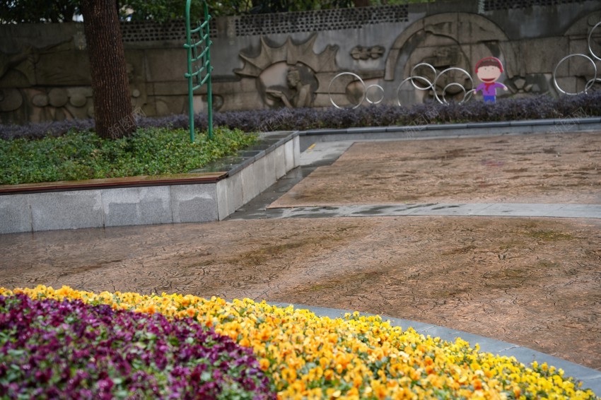 雨后公园地面跑道jpg_新图网 https://ixintu.com 公园 雨后 花 跑道 路面 植物