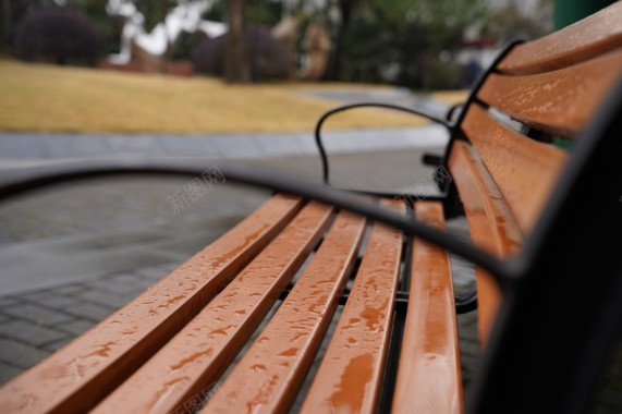 公园雨后长椅摄影图片