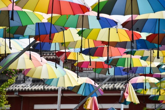 炫彩雨伞群高挂摄影图片