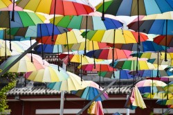 炫彩炫彩雨伞群高挂高清图片
