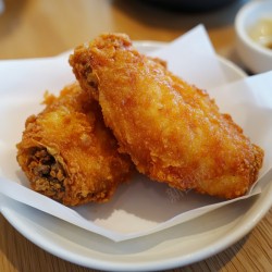 一盘烤鸡翅鸡腿炸鸡翅高清图片