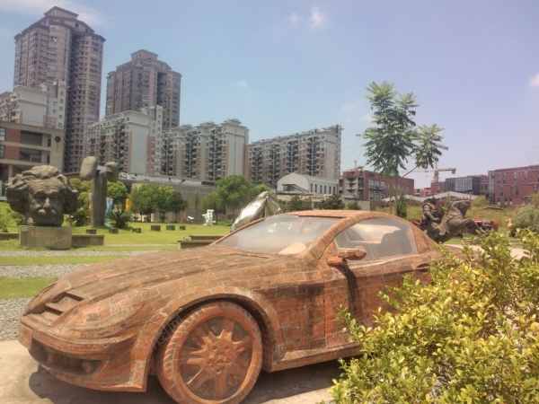 绿地上的雕塑jpg_新图网 https://ixintu.com 城市 展览 模型 汽车 绿地 艺术 草地 雕塑 高楼