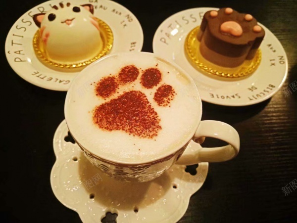 拉花咖啡jpg_新图网 https://ixintu.com 俯视 咖啡 图案 心 拉花 杯子 桌子 棕色 点心 猫爪