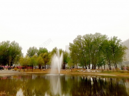 湖中喷泉摄影图片