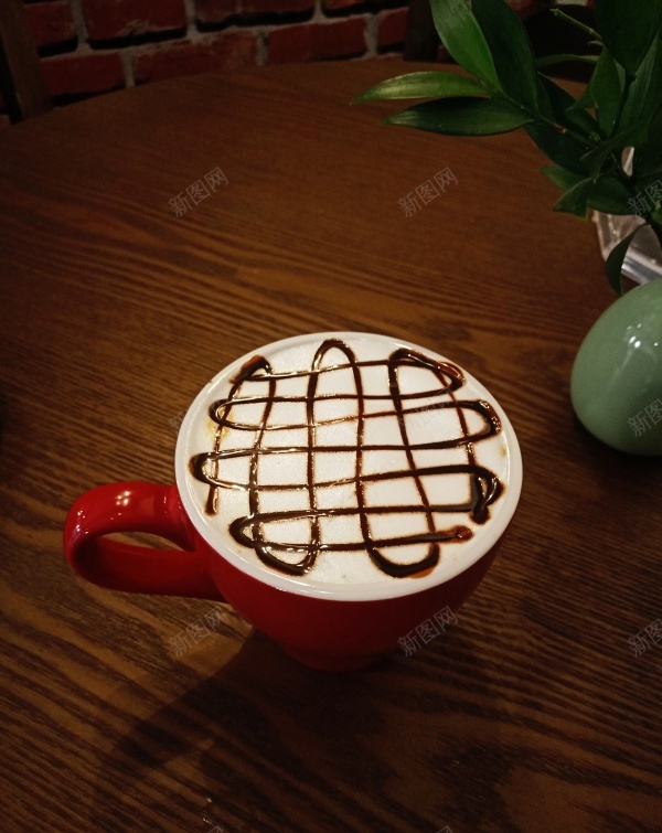 拉花咖啡jpg_新图网 https://ixintu.com 俯视 咖啡 图案 拉花 杯子 桌子 棕色
