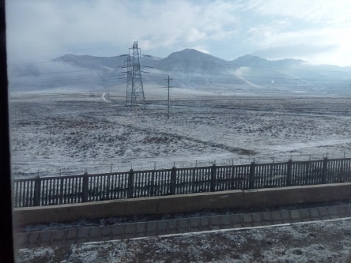 新疆荒野铁路旁的雪山摄影图片