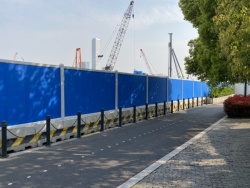 蓝色塔吊城市建设蓝色围墙高清图片