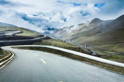 平坦的山路路蜿蜒山路汽车广告背景图贫瘠的ae盘高清图片