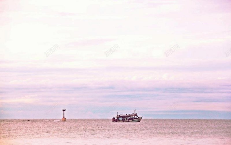 暖色调风景海上灯塔和海上渔船背景jpg设计背景_新图网 https://ixintu.com 背景