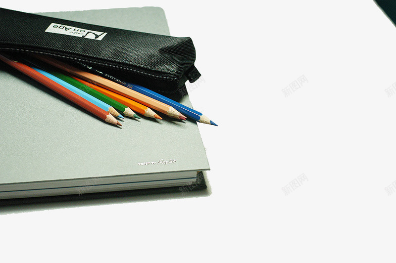 笔袋笔本子png免抠素材_新图网 https://ixintu.com 学习用品 彩色铅笔 文具 笔记本 记账本 铅笔盒笔袋 黑色笔袋