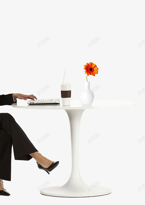 坐在桌子旁边的商务人士png免抠素材_新图网 https://ixintu.com 商务人士 桌子 电脑 白色 花瓶