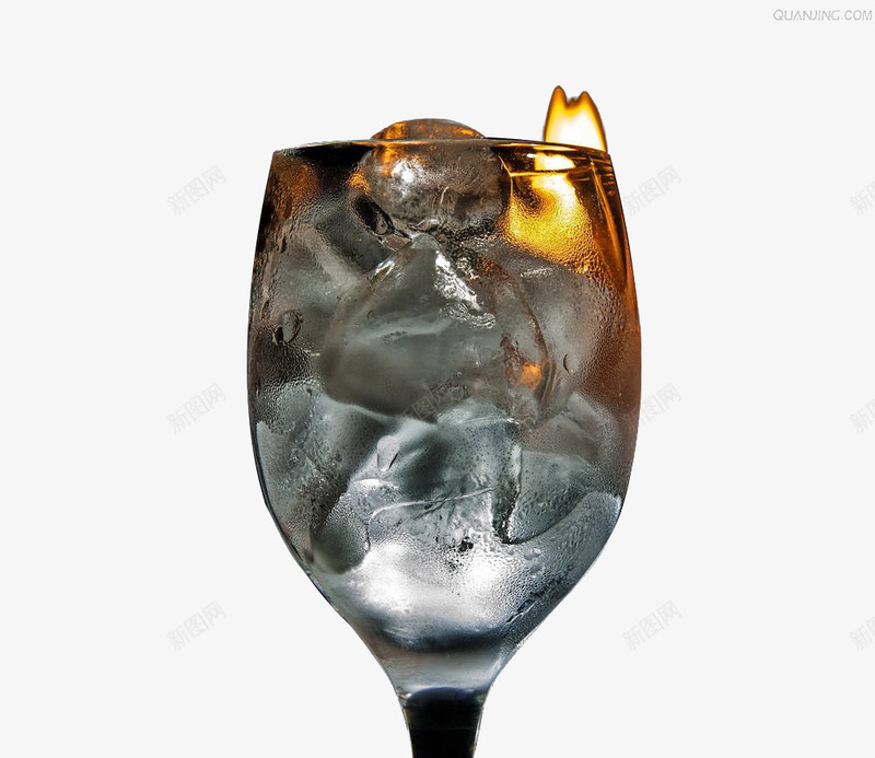 酒杯里的冰块png免抠素材_新图网 https://ixintu.com 冰与火 冰块 冰火两重天 火焰 燃烧 酒杯
