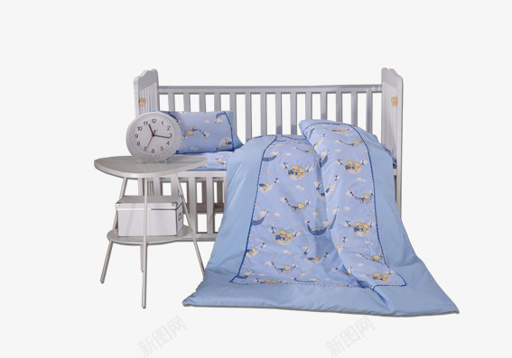 婴儿床和被子png免抠素材_新图网 https://ixintu.com 婴儿床 枕头 桌子 蓝色 被子 闹钟